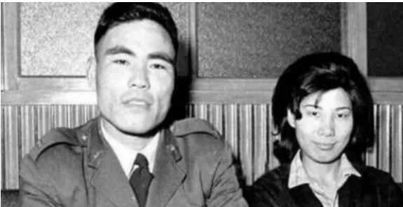 1990年，中国飞行员王宝玉开着飞机叛逃苏联，苏联答应送他去美国，然后给王宝玉戴