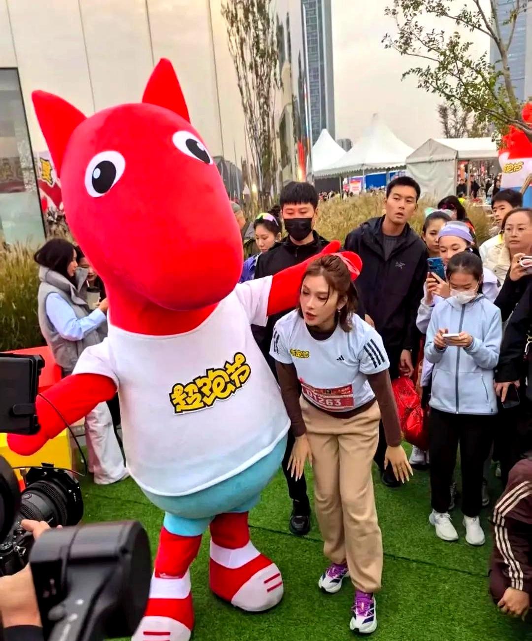 看来吴艳妮这两天心情又恢复过来了。前脚刚在全运会上丢了冠军，她后脚就在网