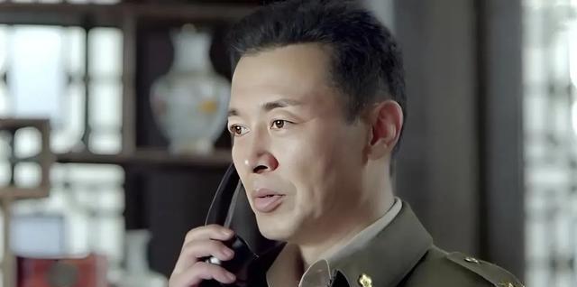 王耀武情商极高，很善于笼络上司和同僚。他每次去参加高级会议或晋见长官时，口袋里总