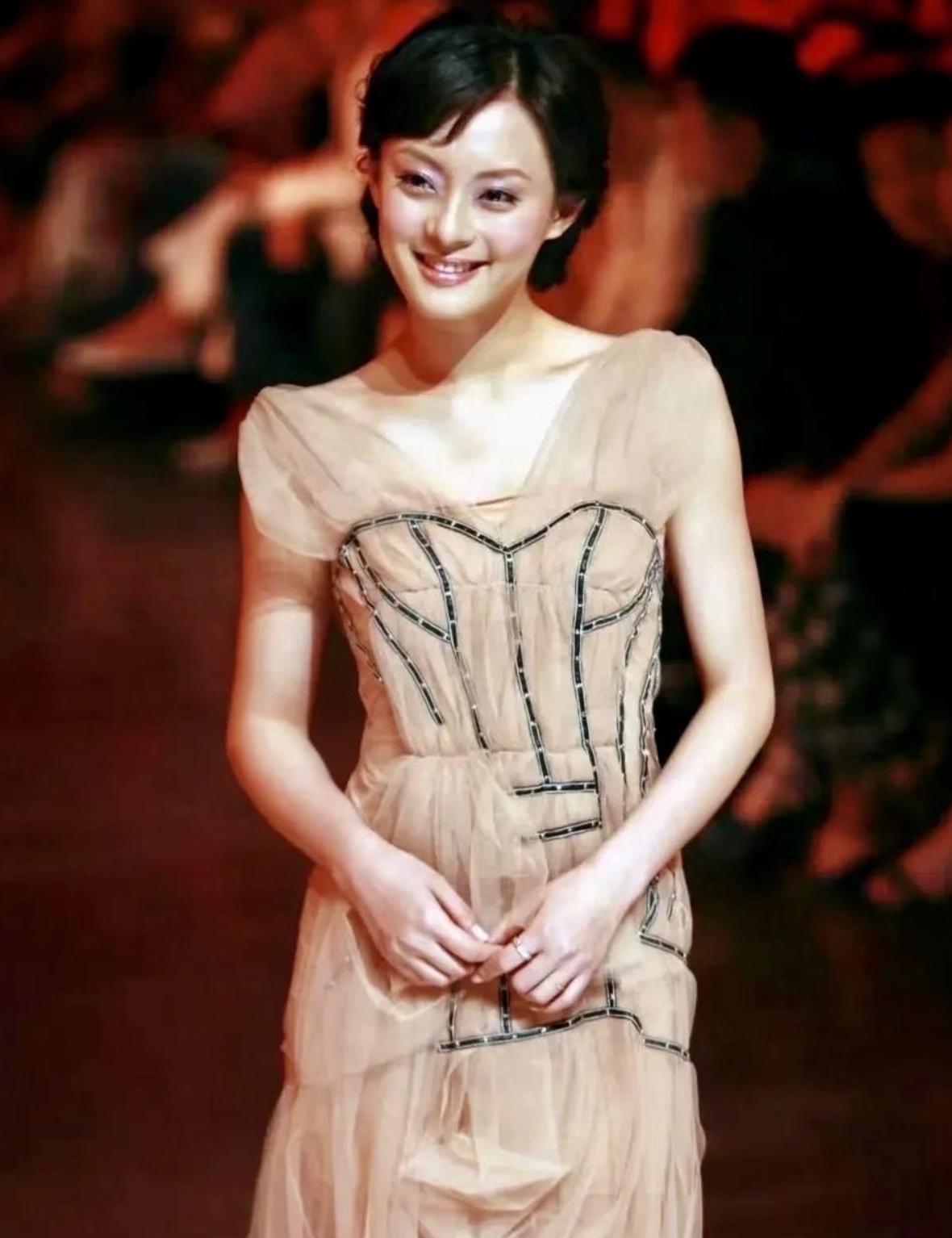 都说孙俪“变丑了”。但没人告诉你，她的“丑”是一种顶级智慧。她主动剔除了脸上