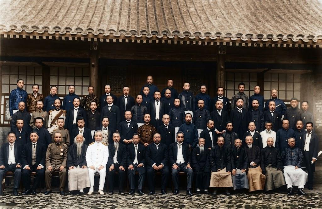 1914年，中华民国参政院开院，近百位民国精英齐聚一堂合影。前排左八是黎元洪（