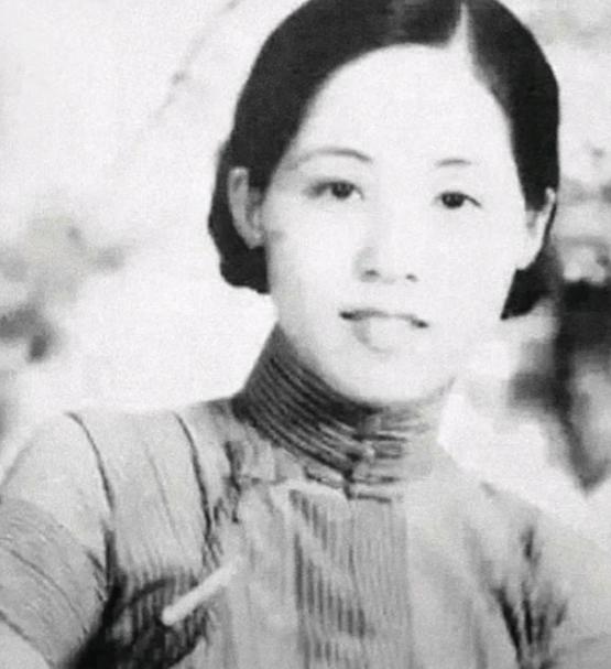 董竹君结婚后连生四女，怀第五胎时，她浑身浮肿，鞋都穿不进。丈夫一脸嫌弃道：“一看