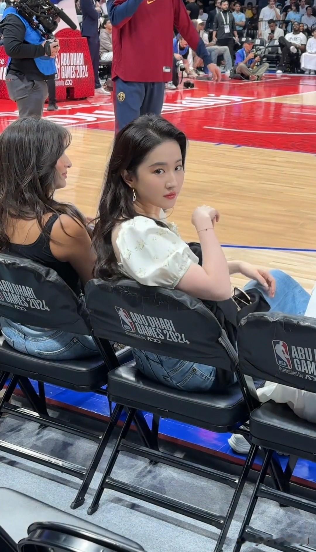 刘亦菲回眸一笑，粉丝回应“不虚此行”[笑着哭][笑着哭][笑着哭]你们懂什么叫一眼万年