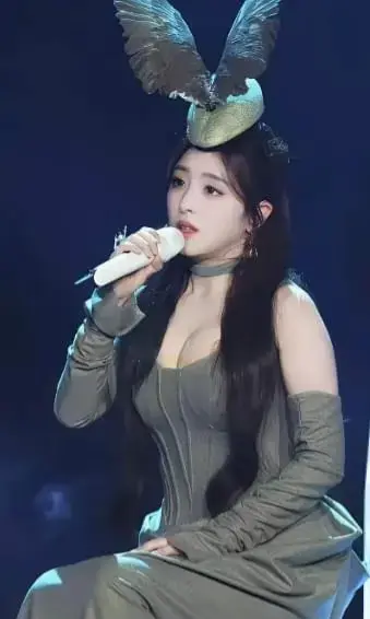 张含韵在演唱会哭着说:我已经36了，不再是15岁酸酸甜甜那年代啦！