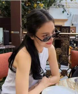 43岁宋慧乔西班牙街头随拍微卷长发尽显飒美