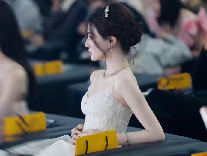 演员徐璐一身白色吊带裙出席活动，特别有仙气​​​