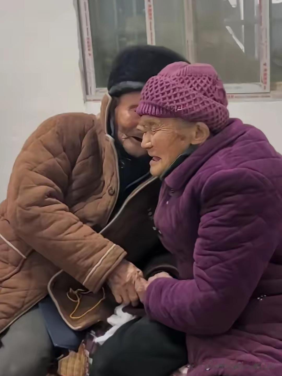 96岁妹妹去看望98岁的哥哥，临走时，哥哥突然拉住妹妹的手，说：“走，回屋哥跟你
