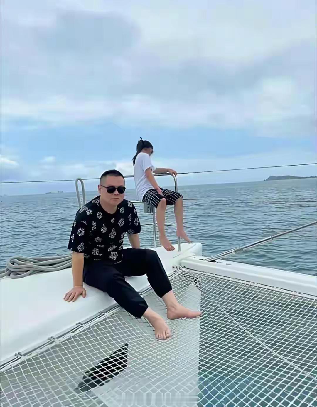 岳云鹏带全家坐游艇游玩，真是靠一己之力让全家过上好日子​​​