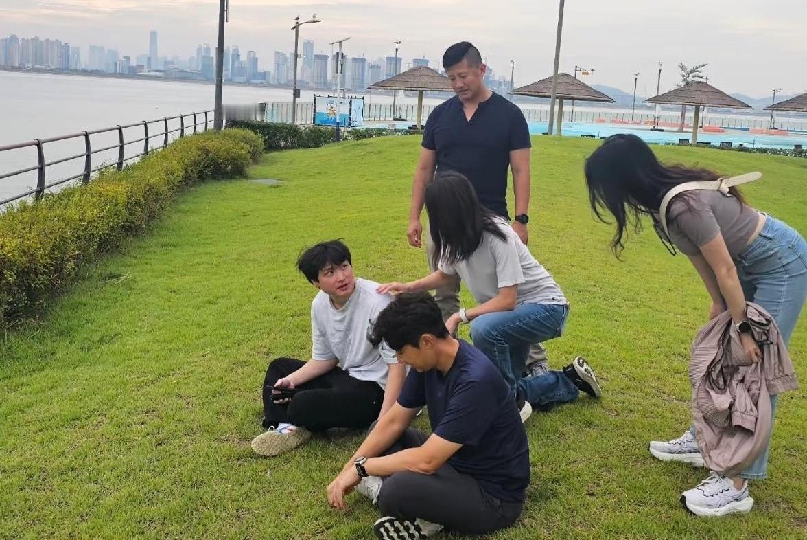 豪门阔太出游，到底什么是真“老钱风”？看看卢素英的最新照片就懂了，这可比那些糊满