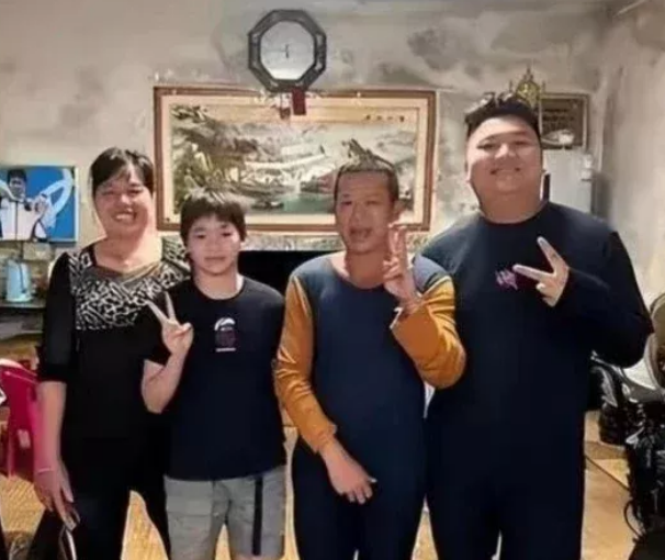 这下出名了全国人民都知道了全红婵想瞒也瞒不住了，那就是全红婵哥哥，在厨艺比评