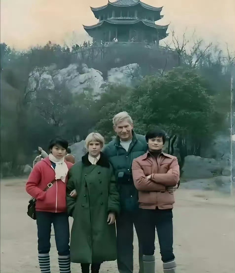 马云这样的打扮，你相信他说他是寒门吗？