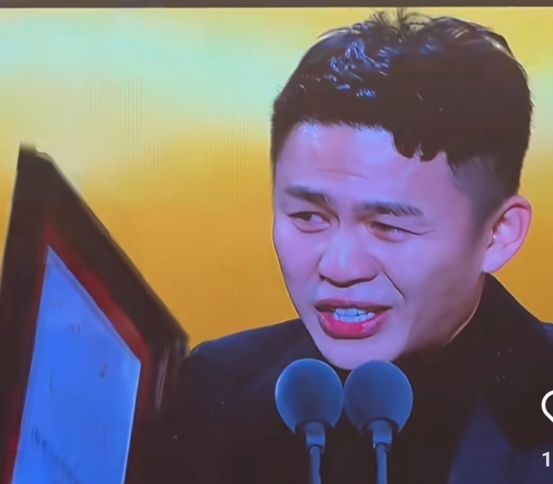 李鸿其电影又获大奖了。发表获奖感言的时候，哭着感谢自己的妻子王紫璇。台上台下深情