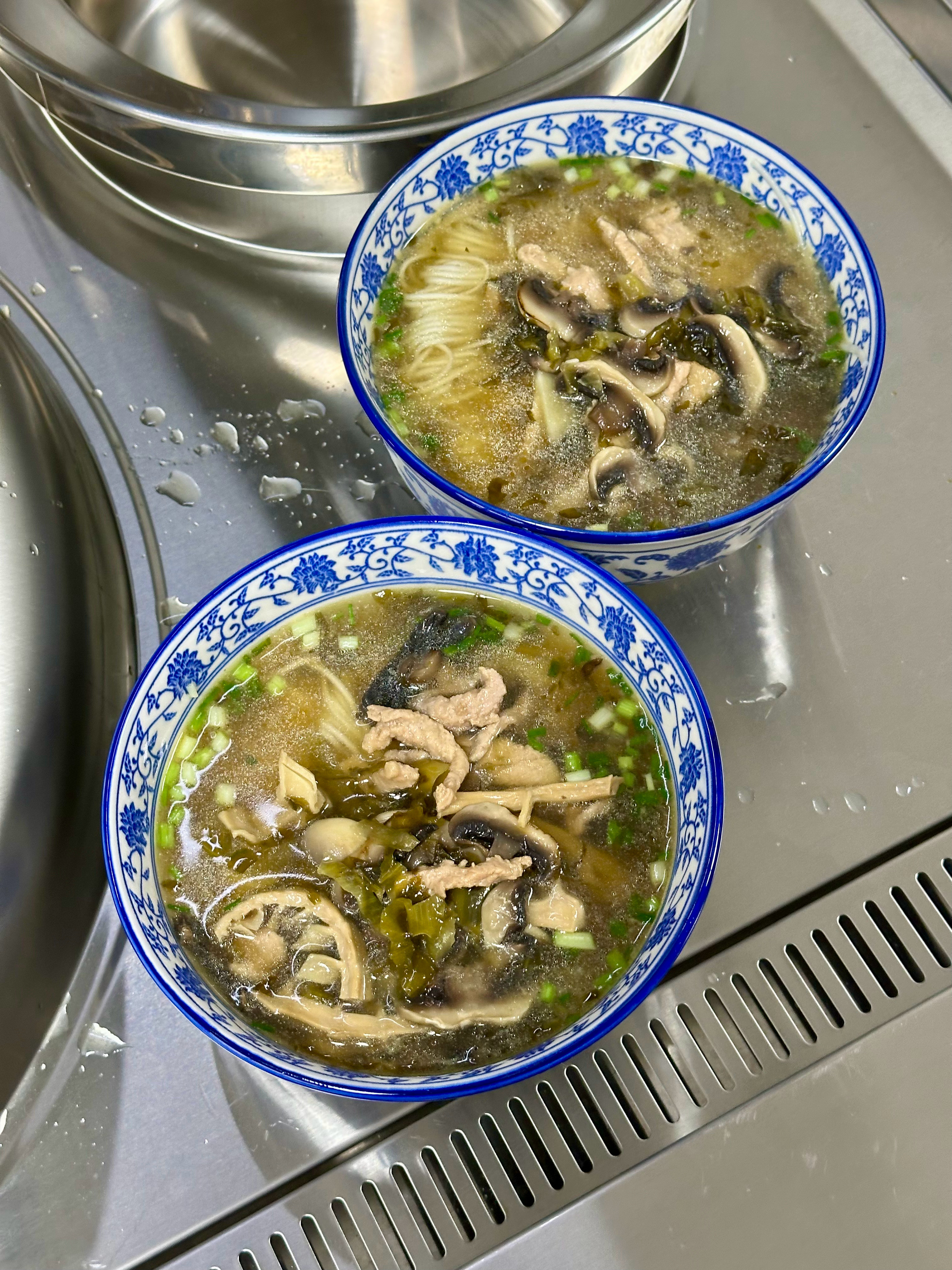 老婆突然想吃杭州那种片儿川小锅面，翻出江南青花瓷面碗，用酸菜平替雪菜，切一些口蘑