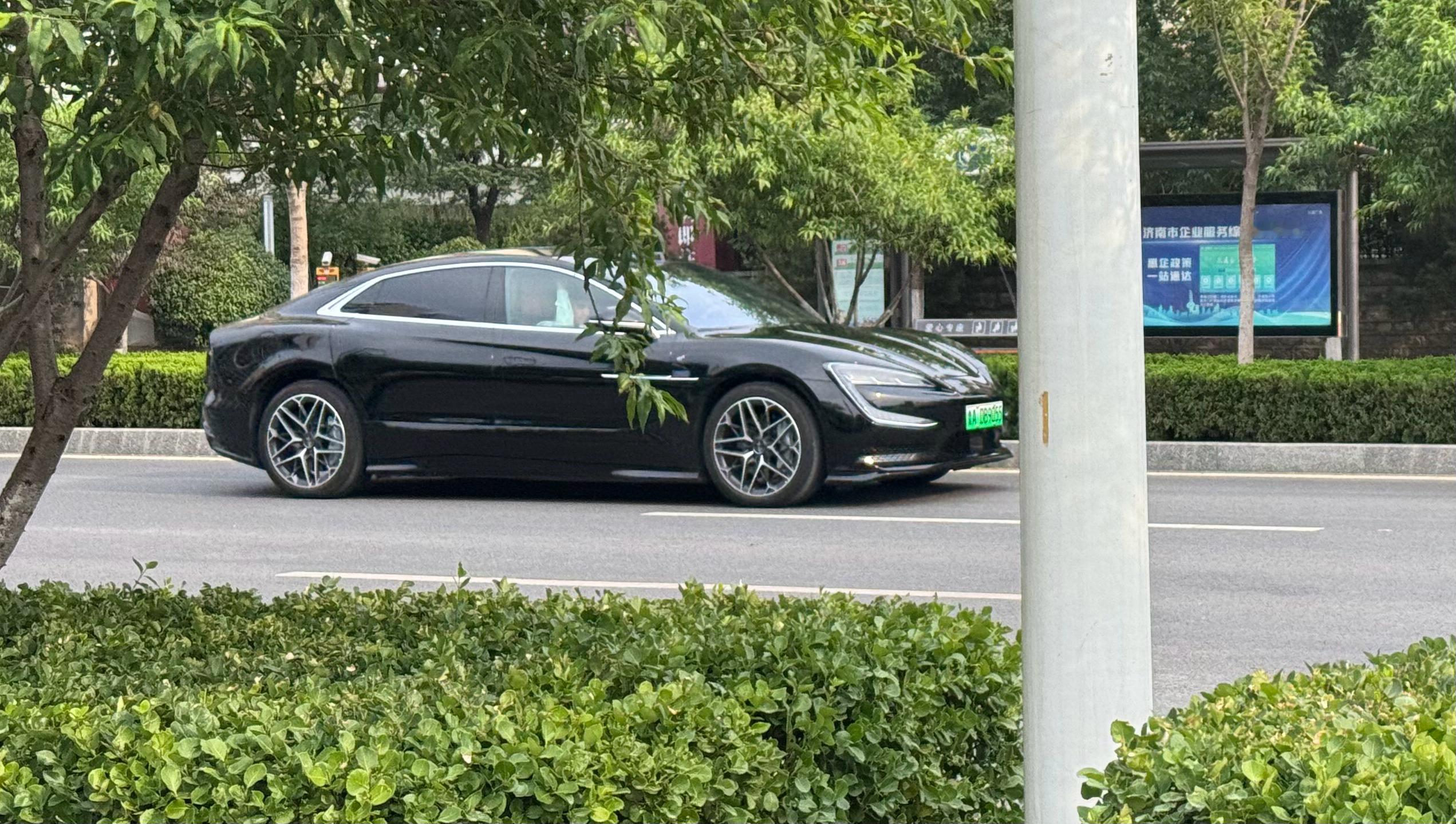 今天竟然见到一辆仰望U7，挺凌厉。​​​