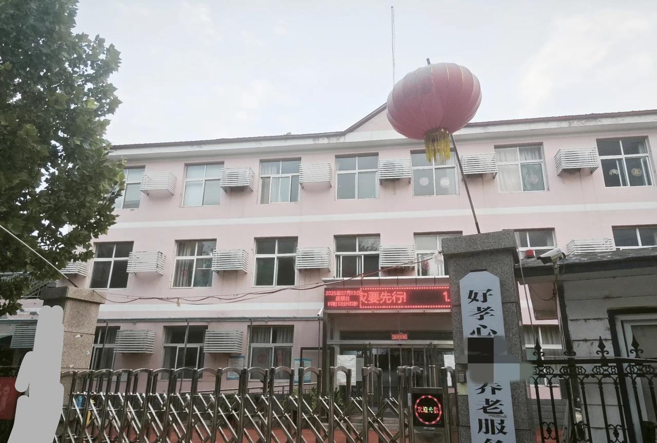 我碰到60岁的张大姐，女儿是清华硕士，女婿是清华博士。她在养老院当护工，工资32