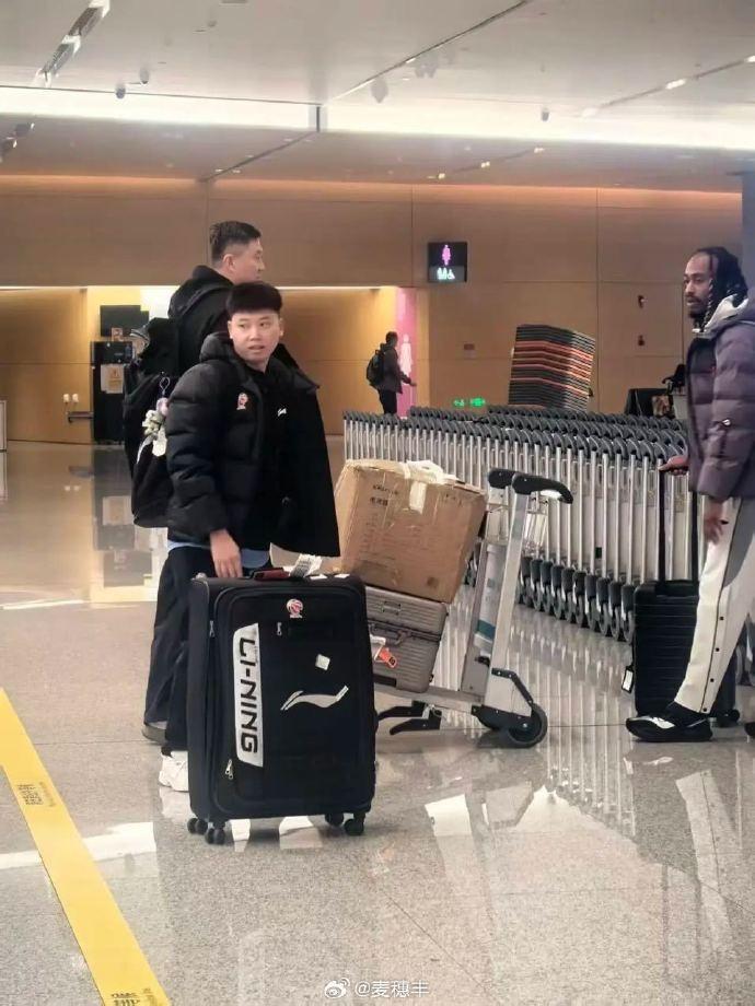 宏远出征让流言出糗：王少杰还在宏远，黄明依随军远征乌鲁木齐从球迷拍摄的视频看