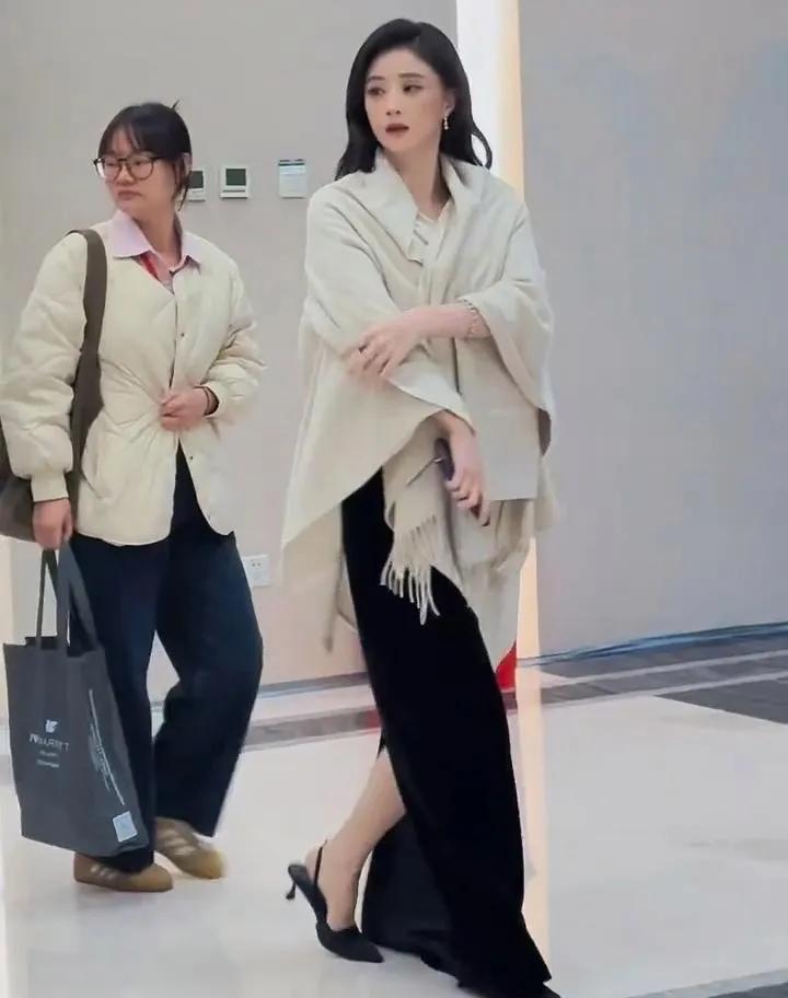 42岁，不装少女，不靠滤镜，蒋欣把岁月穿成了高级感。米白披肩一搭，丝绒长裙一裹