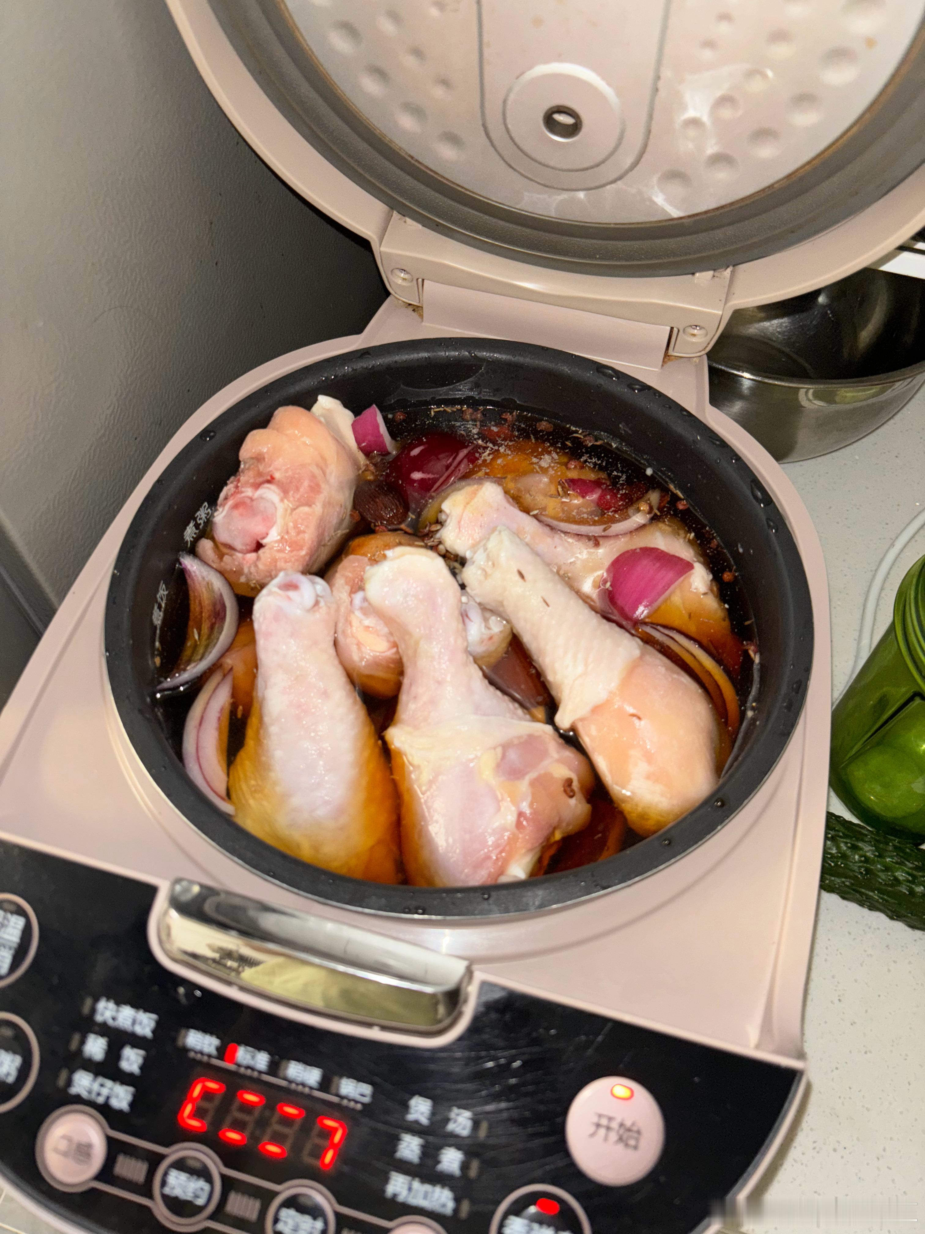 直接买了两大包鸡腿，卤一锅