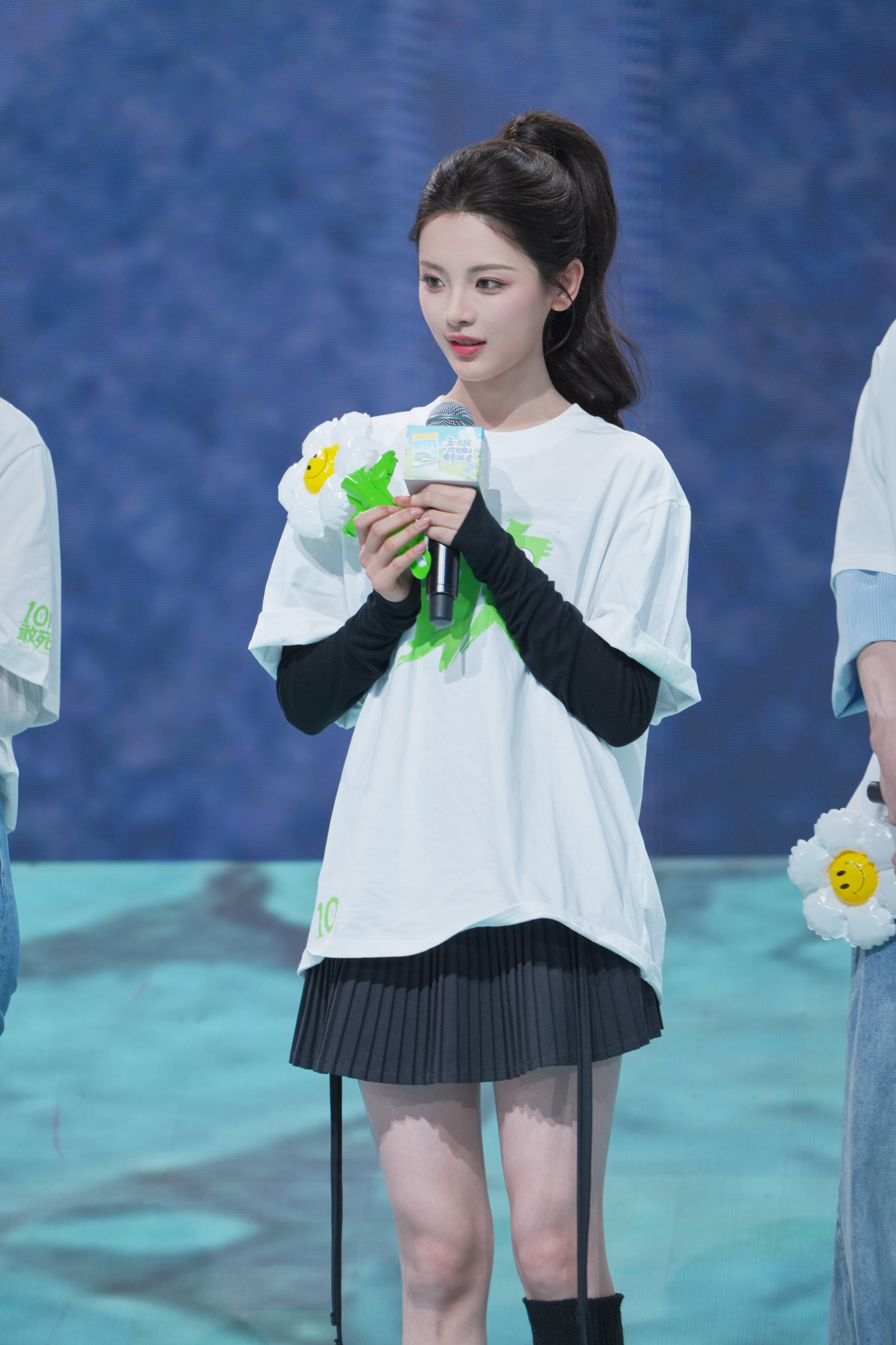 杨超越眉眼生韵，一眼沦陷，气质绝了。杨超越变美了