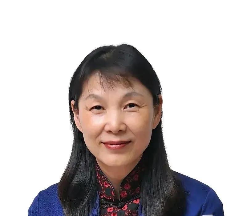 我姑姑看了娃哈哈杜建英的照片她沉默了很久她语重心长的很我说，这个人外表柔弱，