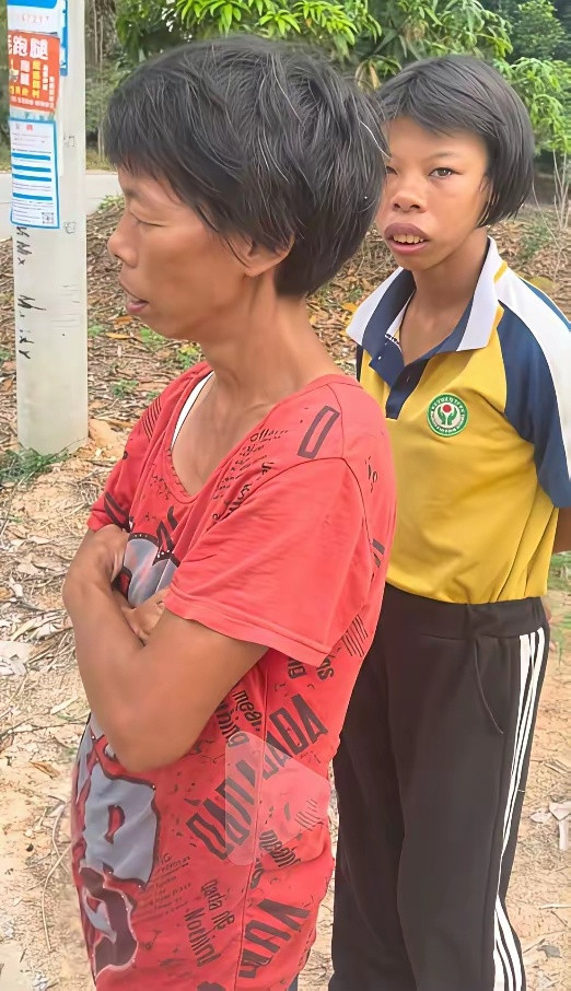 遗传这东西好神奇，母女俩简直一模一样