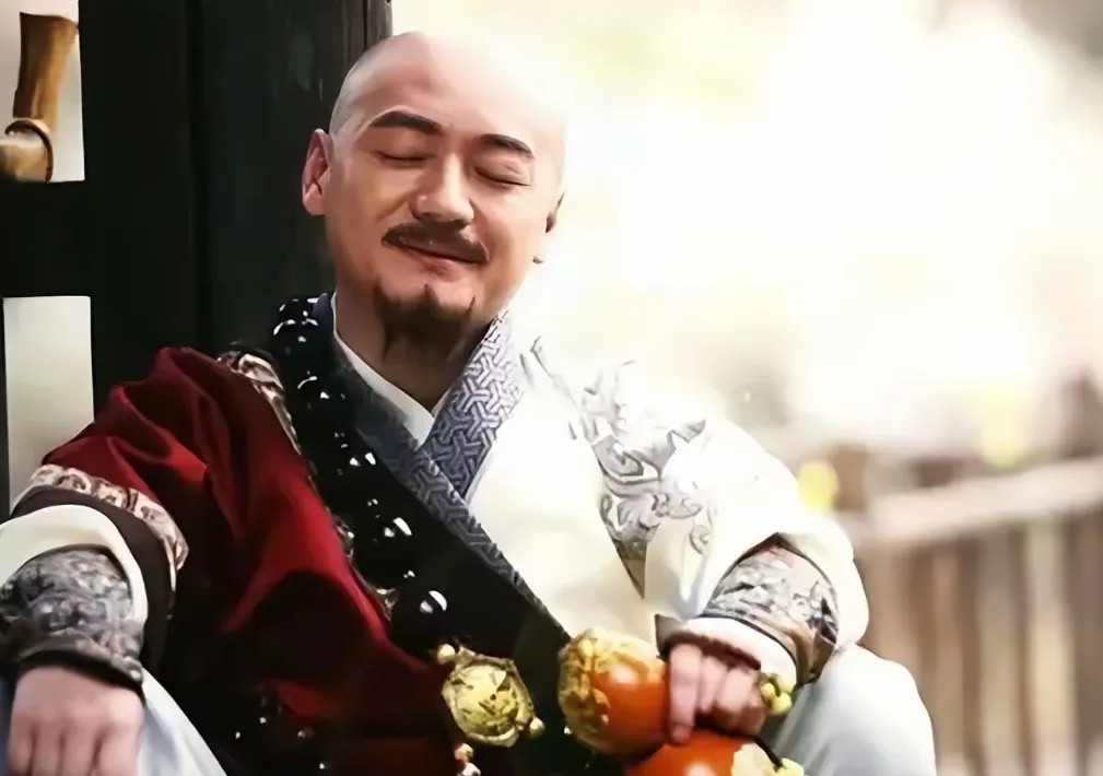 明朝时，朱元璋的大舅子叫郭德成，是个人精。有一次，朱元璋把他叫进宫，假意问道：“
