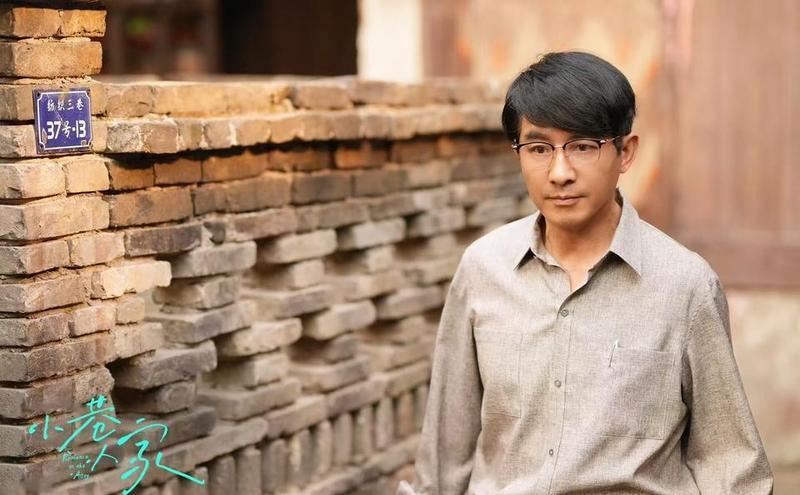 演员郭晓东说：“当年，上大学时，我们班女同学但凡要出去拍广告，去跟崔老师报备的时