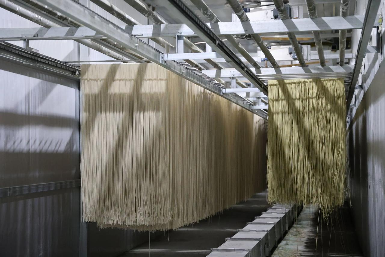 做面条又造飞机✈️？😯11月23日晚，央视财经栏目对山东省滨州市邹平市一