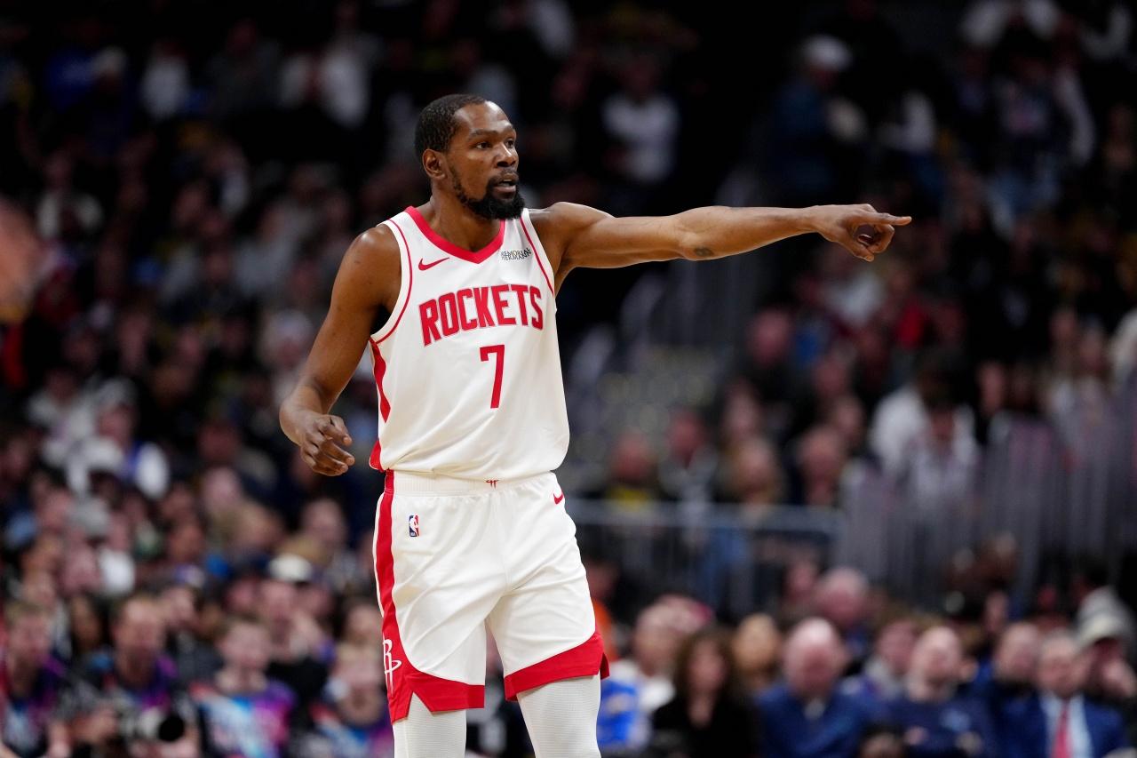 “火箭现在一团糟！”火箭名宿马克斯韦尔说：“上赛季认为只需要一个杜兰特，一个能把