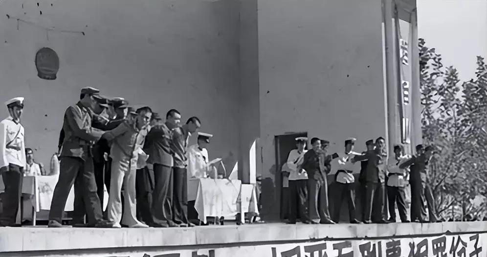 1983年严打时，8.7万人被送到大西北“支边改造”，3.5万人去了新疆生产建设