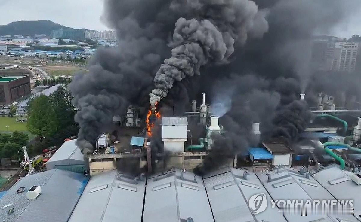 韩国光州区锦湖轮胎厂发生火灾，现场浓烟滚滚，事发今天早上7点过。消防部门接警后