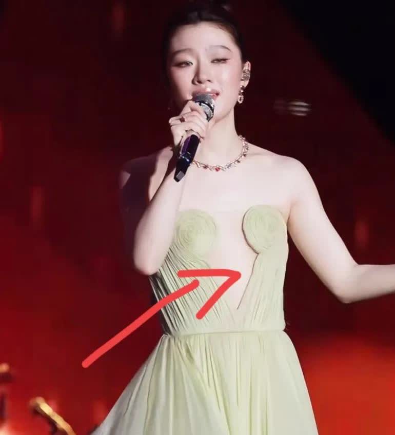 现在全网最后悔的女人，估计就是单依纯了吧！估计后悔得头皮发麻，后悔在芭莎