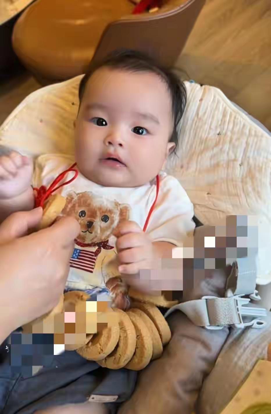 马筱梅晒出汪宝儿近照，外公外婆为汪宝儿举办收涎仪式。汪宝儿已4个月大，到了