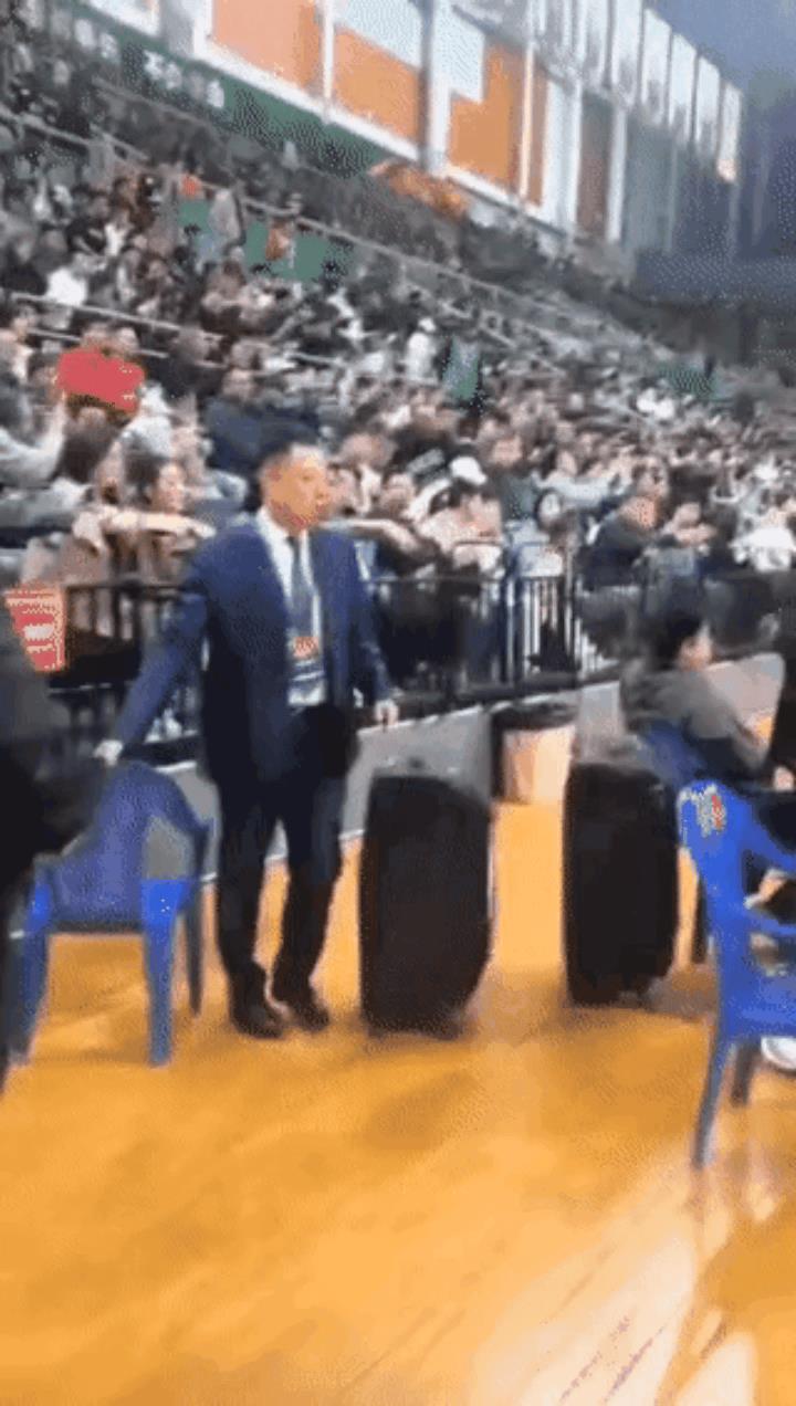 由辽宁男篮撤广厦家属区櫈子说开去……浙辽半决赛G3赛后，一段辽宁男篮主场工作人