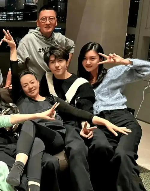 四位明星合照，我只认出了穿着一身黑衣、气色颇为盈和的宋丹丹；戴着眼镜、高大修伟的