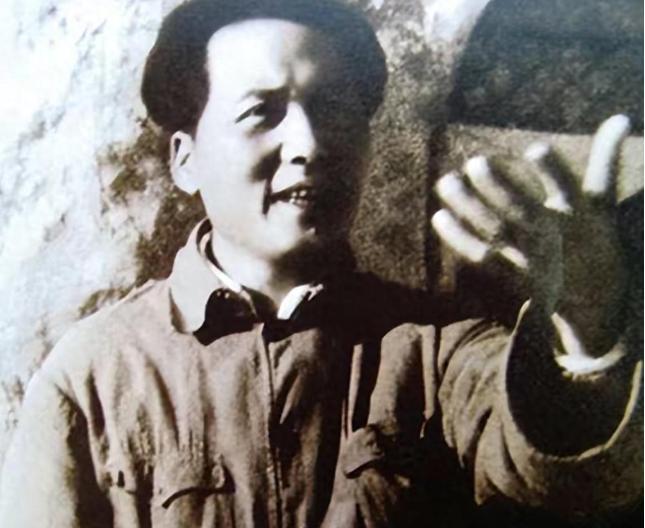 1927年，毛主席被捕后，在押去处死路上，突然对一名团丁说：“老哥，我腿疼，伤筋