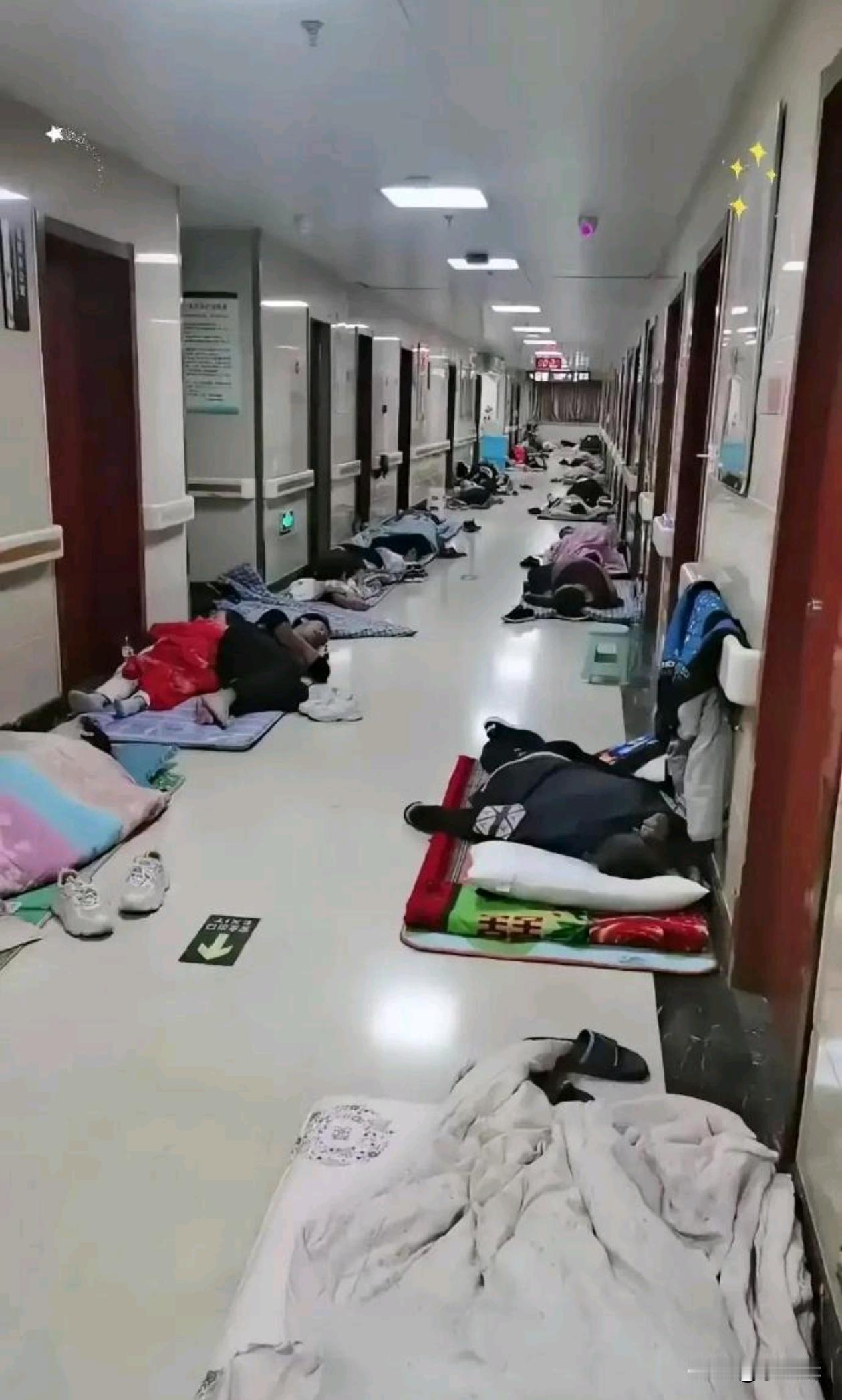 医院走廊里，陪同家属集体打地铺而睡