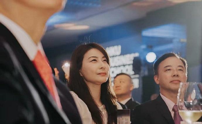 最近郭晶晶在出席活动的时候走经典的黑白搭配风格，看上去超有气质，也很有端庄秀丽感