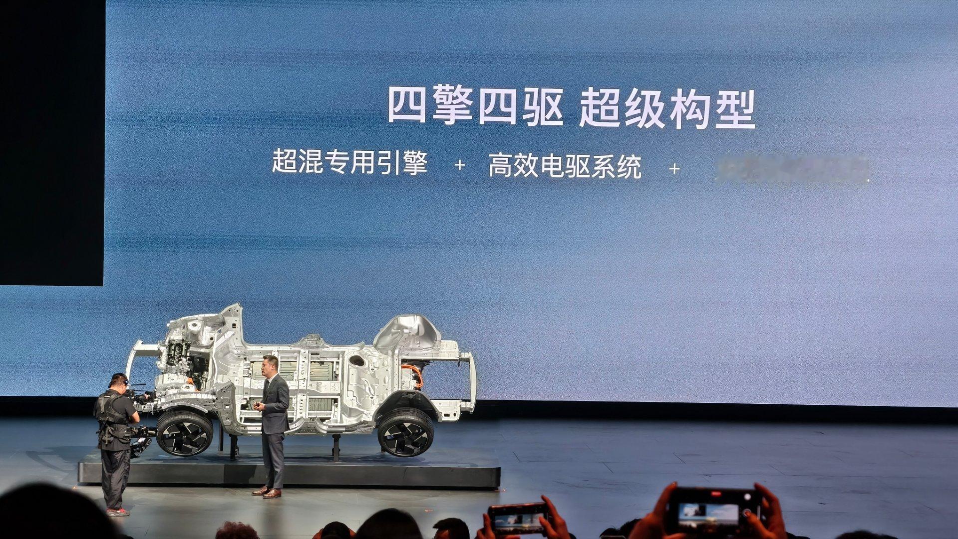 沃尔沃传统艺能，发布会现场拿实车物料讲解全新的XC70的SMA架构，给出的超混系