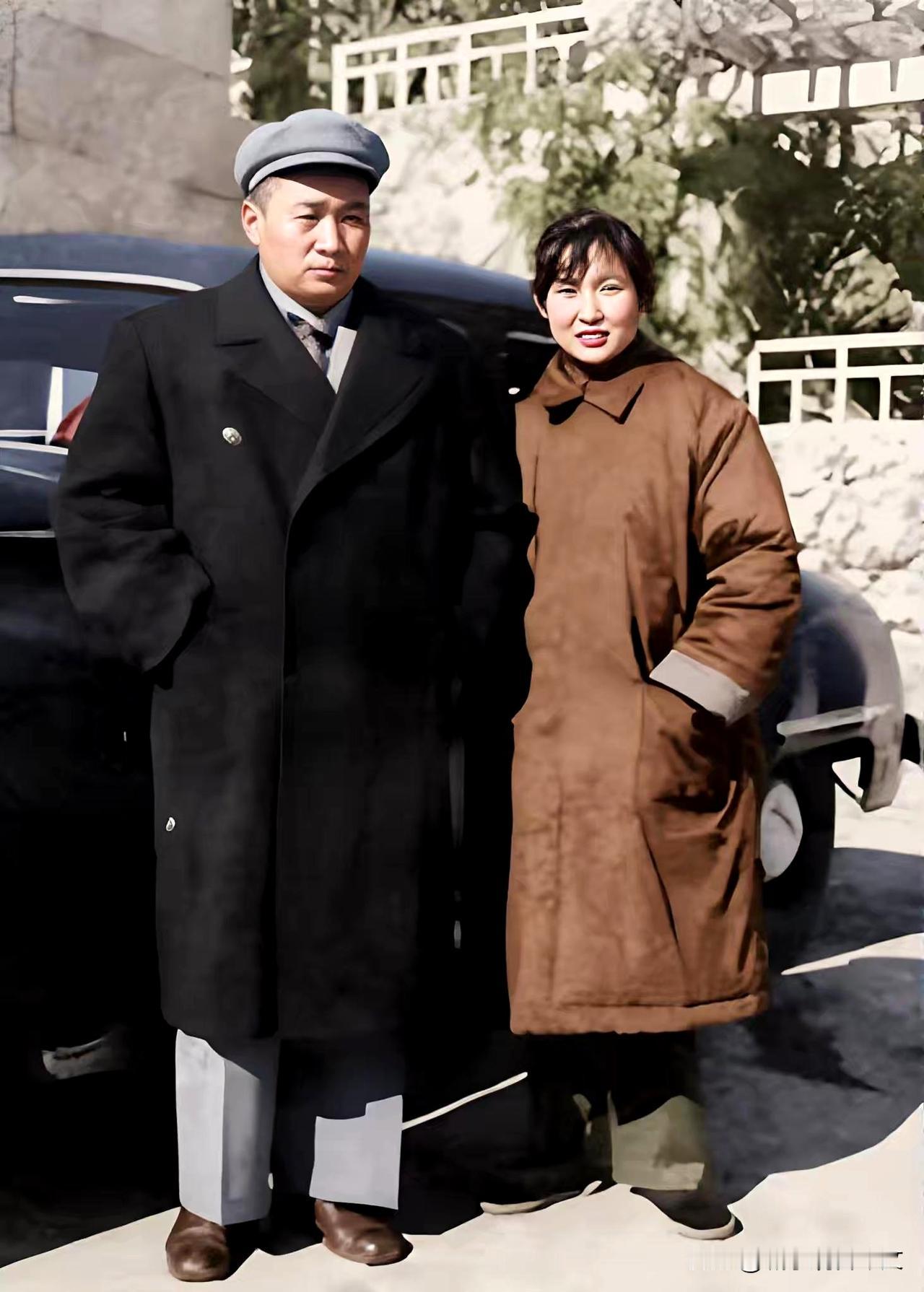 历史时光50年代中期，毛主席长女李敏和哥哥毛岸青在大连的合影。李敏与哥哥毛岸青