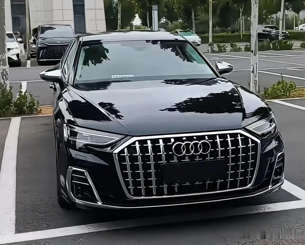 最近我朋友陪家里长辈看D级车，回来说，奥迪A8L的优惠幅度真的夸张，入门款裸车直