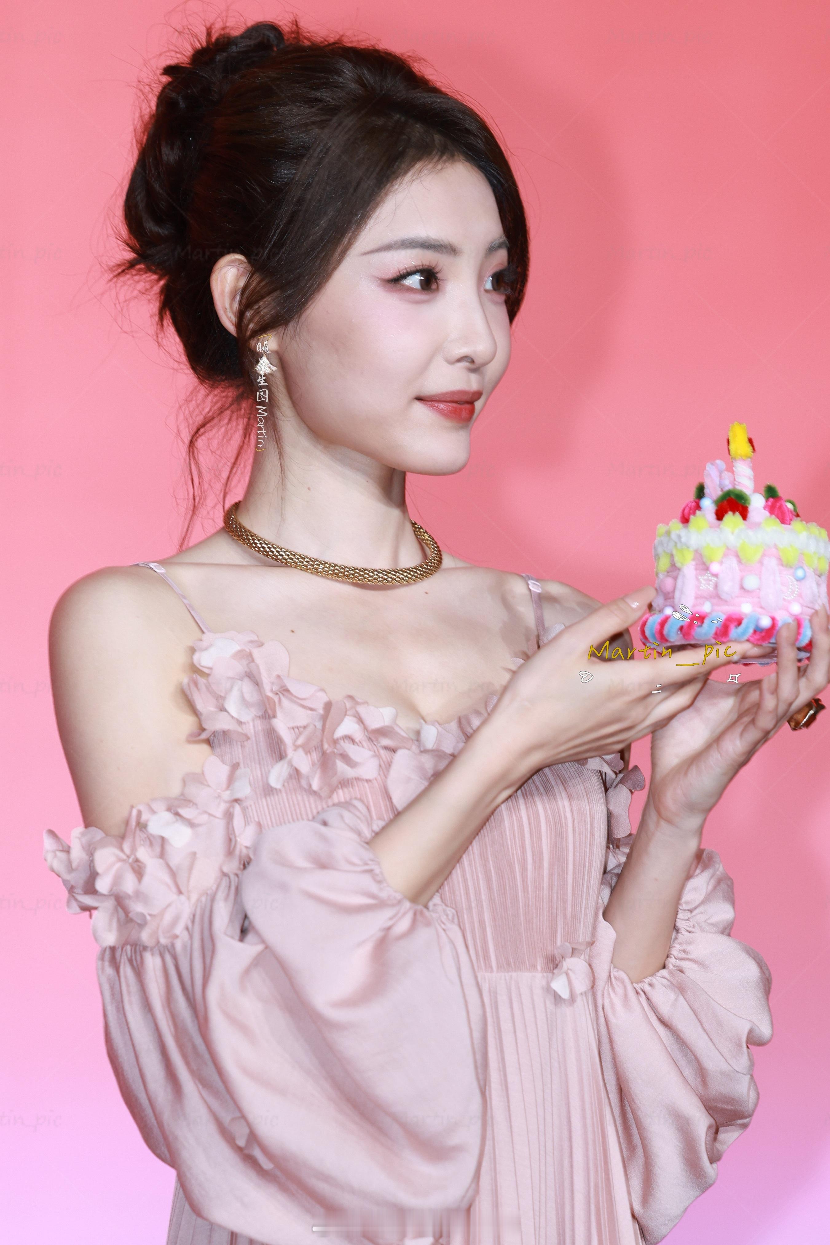 澄芓当红派对生图今天是一块粉嫩小蛋糕～短剧演员红毯卷出新高度年度大赏当红派对