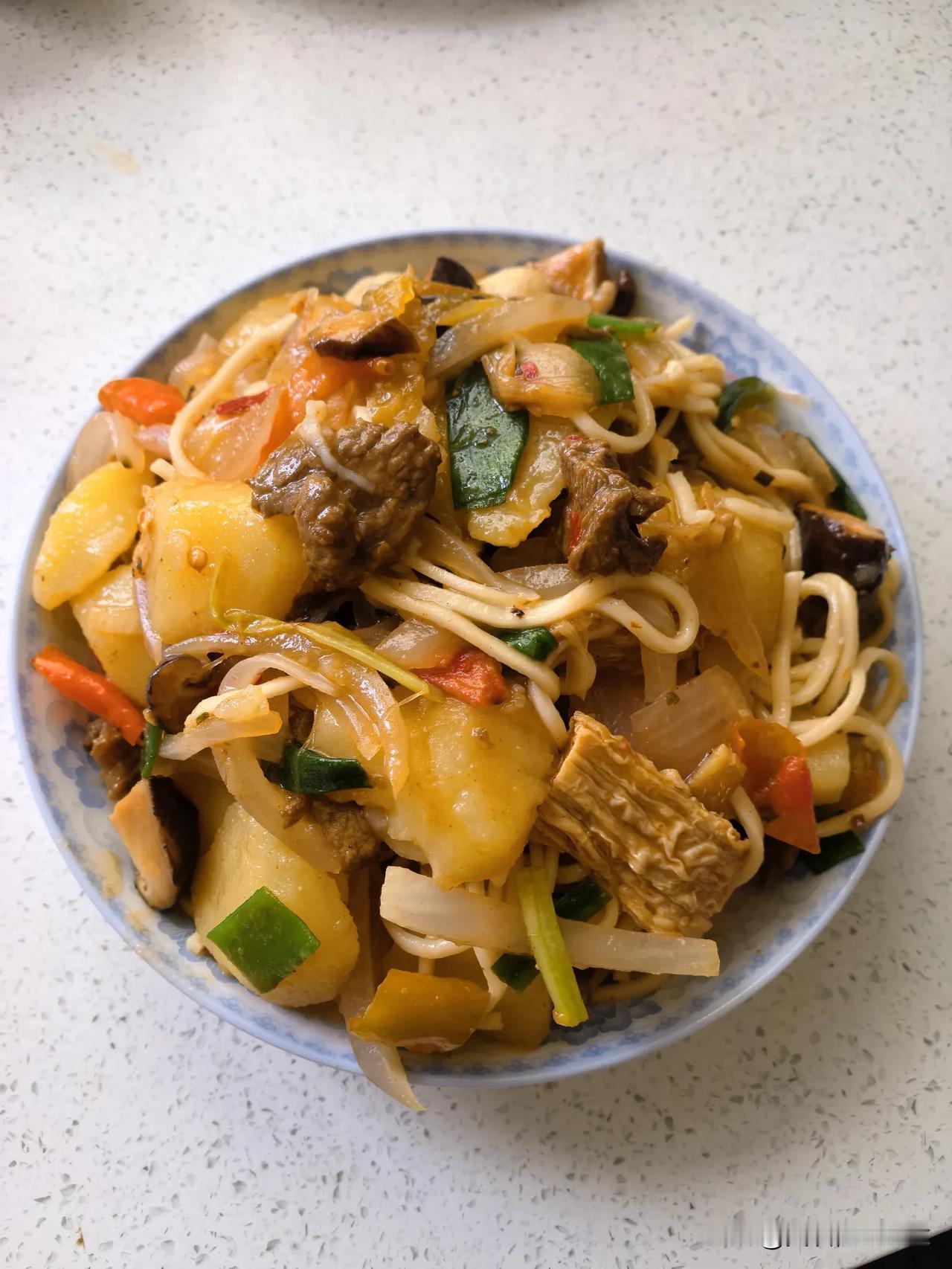 前天，陪儿子去餐馆吃了一顿牛肉土豆拌面（16元一份），儿子说挺好吃。我看也没