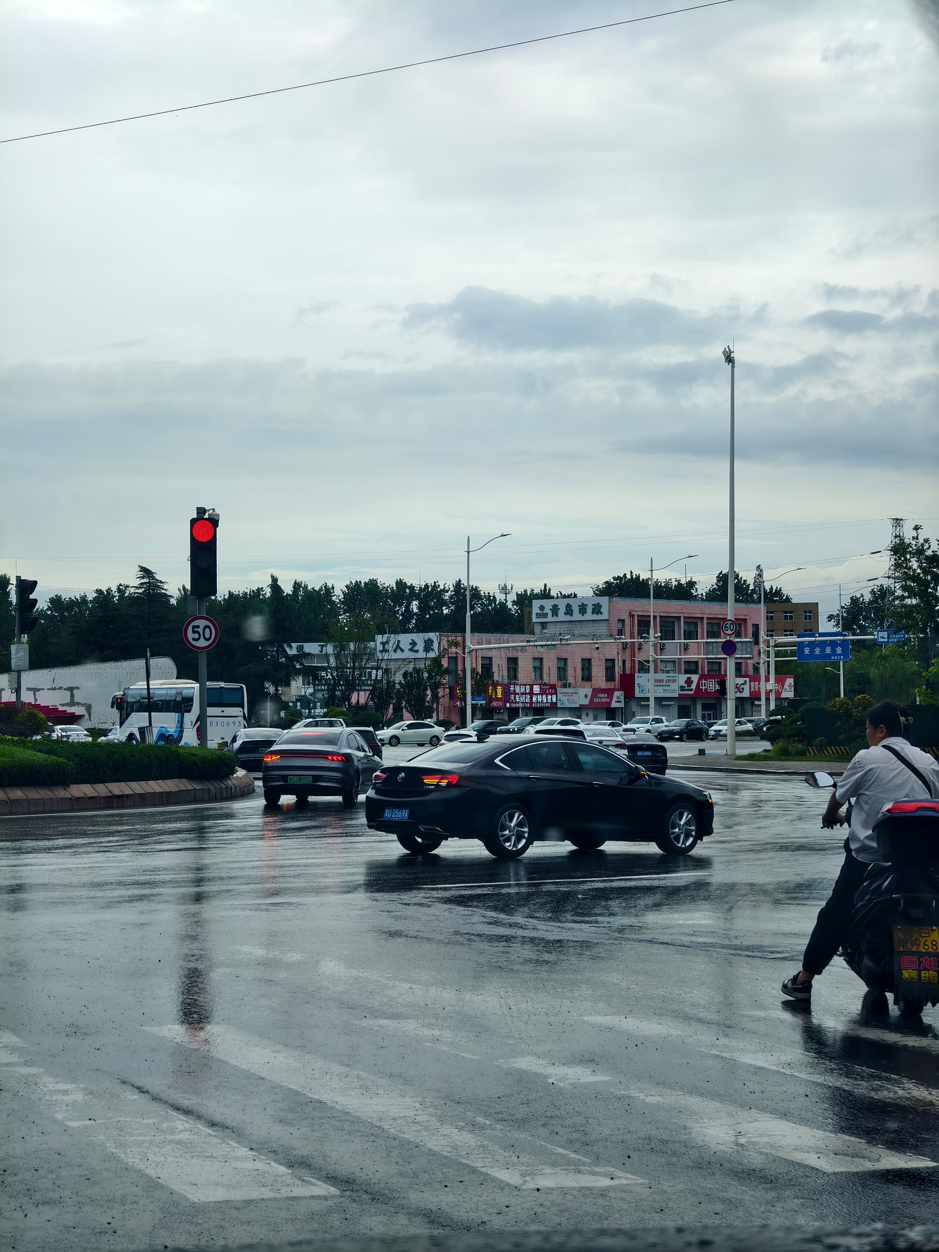 早，感受下雨后的青岛。​​​