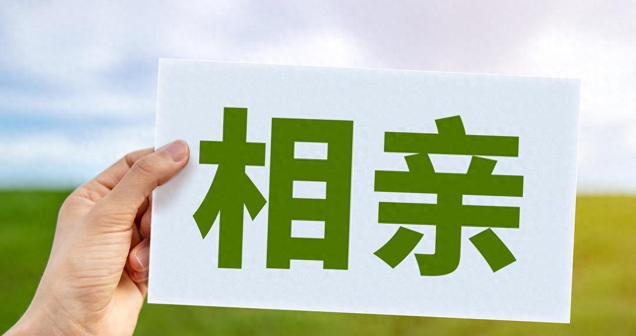 有钱也买不到老婆？广州天河公园相亲角，家长已经把简历从架子上挪到了伞上。