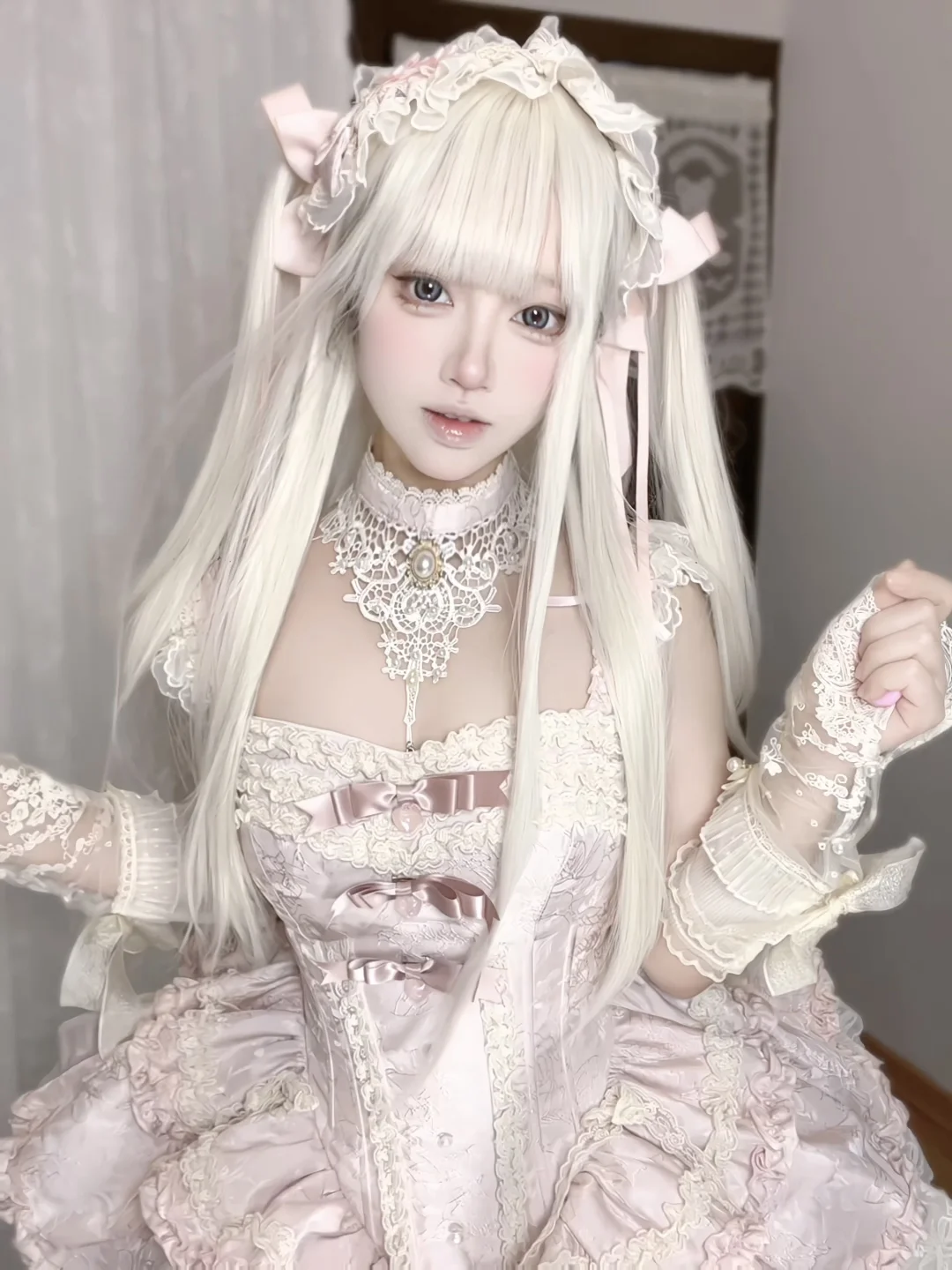 眼神比唇先落吻。