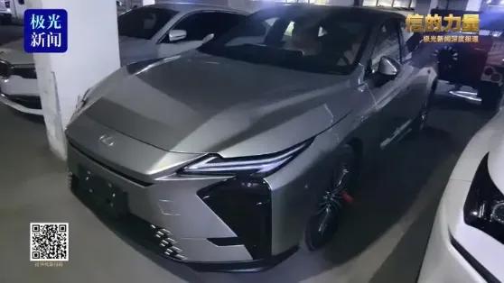 37万喜提雷克萨斯，车屁股还没坐热呢，送去贴个6280块的膜，三个小时...注意