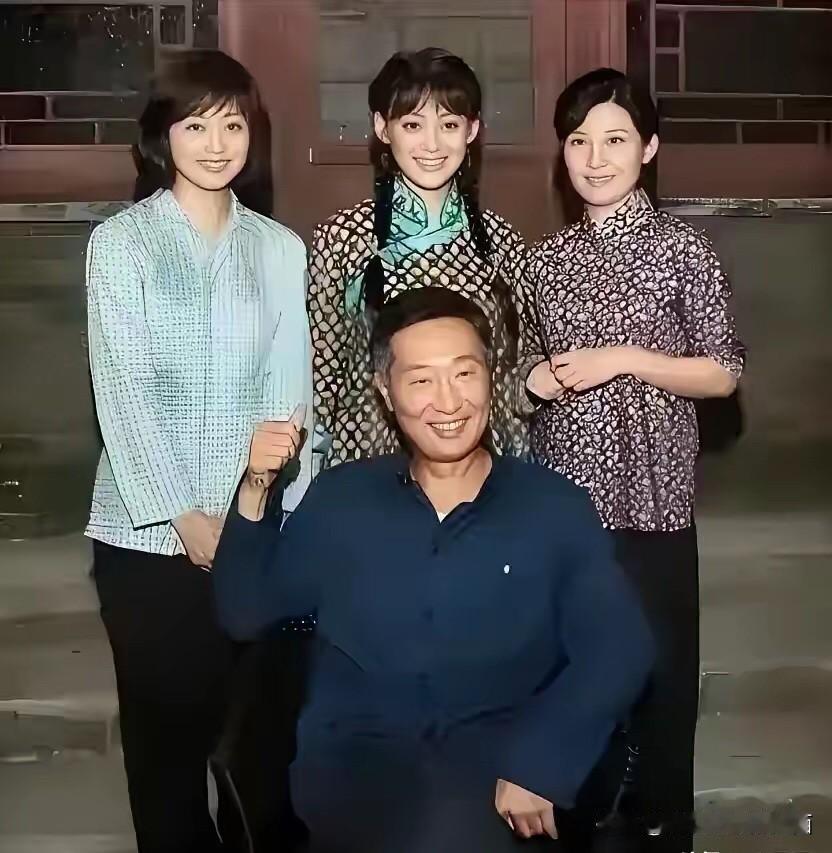 这可能是林永健最高光的时刻，看他自信的笑容就可以看出来，有三位大美女站在身后合影