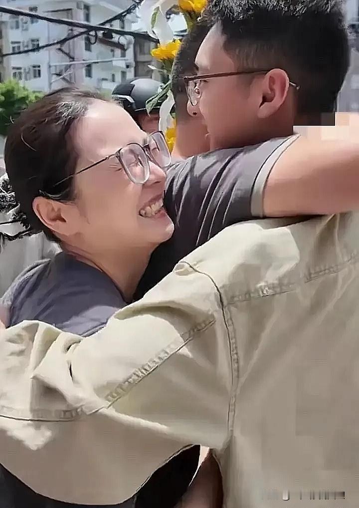 泪目了！6月9日，四川广元，弟弟从考场激动地向哥哥嫂嫂，拥抱过来。嫂嫂问他：“你