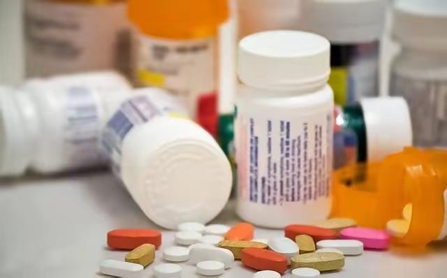 最近美媒扒出个事儿，说除了稀土，中国手里还攥着张更狠的牌——美国的救命药原料，大